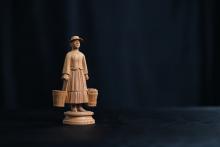 Bewegliches Spielzeug aus Naturholz einer Eimerträgerin