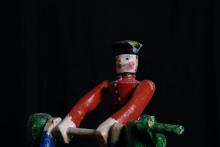 Detail eines beweglichen Spielzeugs von zwei Turnern am Reck