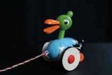 Hölzerne, buntbemalte Spielzeug-Ente auf Rädern zum Nachziehen