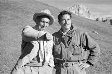 1950 Luis Trenker mit dem Schauspieler Amedeo Nazzari bei Dreharbeiten in den Dolomiten zum Film ‘‘Duell in den Bergen’’ (Foto aus dem Archiv Luis Trenker; Museum Gröden)