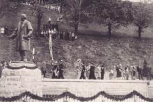 Enthüllung der Bronzekopie zum hundertjährigen Jubiläum der Grödner Talstraße, 1956 (Standort oberhalb der Straße)