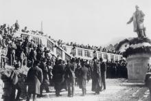 Enthüllung des hölzernen Denkmals 1921 (ursprünglicher Standort unterhalb der Straße)