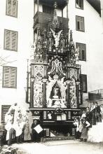 Josef Höglinger (links mit Altarzeichnung) und Mitarbeiter beim aufgestelltem Altar vor der Villa Schönblick, vor 1914
