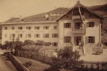 Südseite des Gasthofs Hotel Adler mit Garten zur alten Hauptstraße, um 1883