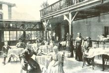 Der Gastgarten des Gasthofs Engel, um 1900