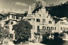 Bemalte Südfassade des Dolomiti Hotel Madonna, mit Zinnen und Turm, Postkarte 1920