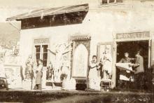 Altarbauwerkstätte des Franz Schmalzl (in der Tür) zu Marienheim mit Professor Adolf Keim, vor 1900