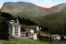 Die vierstöckige Pension Hohenwart mit Veranda und Garten; rechts daneben die Höfe Maidl und Stlejuc