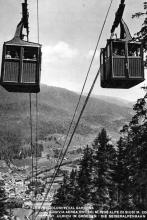Die Holzkabinen der ersten Seilbahn von 1935